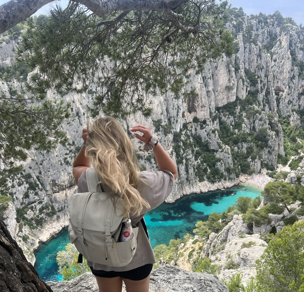 Vue sur une crique aux eaux turquoise, entre les falaises blanches des calanques